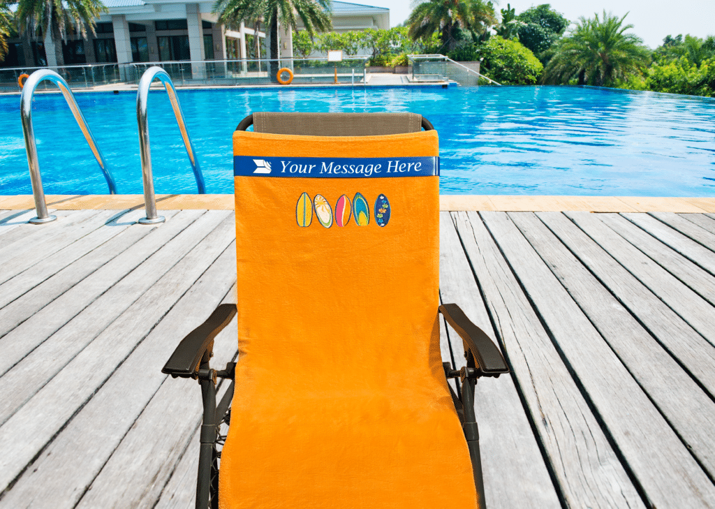 泳池椅，用橡皮筋将毛巾固定在椅背上